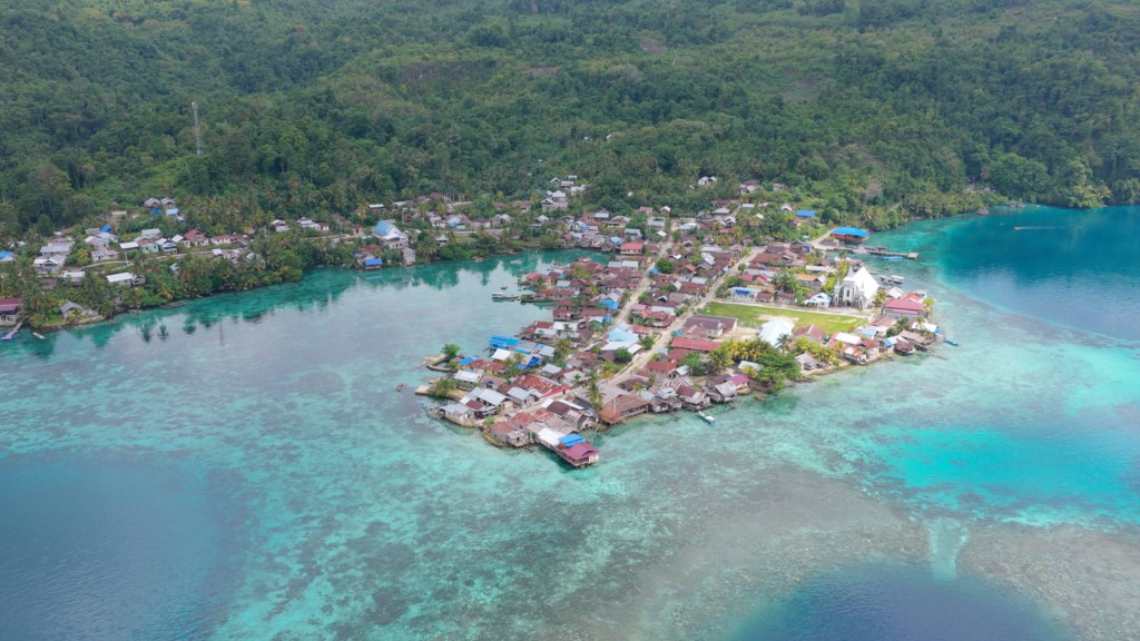 Coastal scenery around Luk Panenteng village